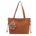 Bolso tote de ante marrón con asas largas y un colgante de perro de peluche suave - Con Ornamento / Marrón