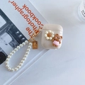 Dettaglio custodia AirPods in silicone con fiori, orsetto, laccio di perle e ciondolo oro - Orsetto Hello Rosa-Catena Perle-Ritratto / AirPods 1ª/2ª generazione