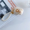 Dettaglio custodia AirPods Pro in silicone con orsetto 3D e cinturino di perle - Orsetto Hello Bianco-Catena Perle-Ritratto / AirPods 1ª/2ª generazione