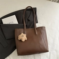 Borsa tote in pelle marrone con ciondolo a stella e dettagli di cuciture verticali - Con Ciondolo / Marrone