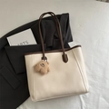 Borsa tote retrò capiente bianco crema con finiture marroni e ciondolo a stella - Con Ciondolo / Bianco