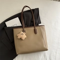 Grande borsa tote kaki con bordo marrone scuro e ciondolo a stella in peluche stile chic - Con Ciondolo / Cachi