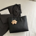 Borsa tote minimalista in pelle nera con ciondolo a stella in peluche marrone e manici - Con Ciondolo / Nero