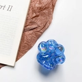 Detalle macro del soporte de móvil pata de gato azul con resina y lentejuelas láser - Azul Zafiro