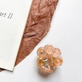 Gros plan détaillé du support téléphone patte de chat ambrée avec paillettes hologramme - Orange