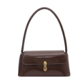 Sac bandoulière en cuir verni marron foncé brillant avec boucle dorée sur fond blanc - Marron