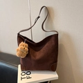 Grote donkerbruine suède hobo draagtas met leren bies en pluchen puppy hanger - Met Hanger / Bruin