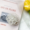 Elegante soporte para móvil de rosa con perlas 3D con un acabado blanco brillante y minimalista - Soporte Transparente - Flor de perlas tejida hueca