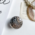 Dettaglio di un supporto per anello in metallo martellato argento con una perla grande - Stile Perla Martellata / Argento