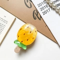 Dettaglio macro del supporto per telefono a forma di ghiacciolo all'ananas in resina - Supporto Trasparente - Ghiacciolo alla Frutta - Ananas