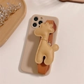 Detalle de funda iPhone beige con correa de tela marrón y adorno de muñeco de peluche - iPhone 14 Plus
