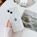 Detalle de dijes de mariposa y flores 3D nacaradas en una funda de iPhone clara - Pegamento Transparente - Mariposa Láser Calada / iPhone 7/8/SE 2020