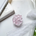 Dettaglio del supporto per telefono in cristallo rosa su elegante sfondo bianco - Ghiaccio Tritato Rosa