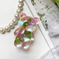 Détail du support de téléphone ours irisé avec véritable trèfle sur fond de dentelle blanche - Fleur réelle irisée-Trois trèfles