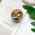 Dettaglio macro del supporto per telefono orso dorato con specchio e bordo perlato - Supporto ad Anello Oro-Orso Cicciottello-Specchio Argento