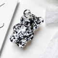 Dettaglio del supporto per telefono a orso 3D con glitter bianchi e neri in resina - Orso glitterato bianco e nero