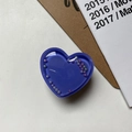 Detail eines lila herzförmigen Handyhalters mit buntem Treibsand und Perlen im Inneren - Quicksand Perlen Herz - Lila
