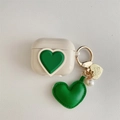 Funda AirPods beige minimalista con corazón 3D verde y llavero de corazón de cuero - Gen 1/2 Universal / Funda Corazón Verde con Colgante de Cuero (Almendra)