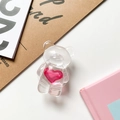 Detailansicht einer transparenten Bären-Handyhalterung mit einem rosa Herz-Zentrum - Klarer Bär - Rosenrotes Herz