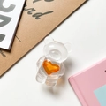 Detail der transparenten Bären-Handyhalterung mit einem lebhaften orangefarbenen Herz - Klarer Bär - Oranges Herz