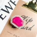 Supporto per telefono con gemma esagonale magenta, strass e bordo di perle bianche - Rosa Rossa