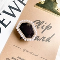 Supporto per telefono vintage con grande gemma nera sfaccettata, perle e piccoli strass - Nero
