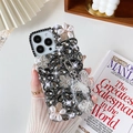 Λεπτομέρεια πολυτελούς θήκης iPhone με στρας, πέρλες λουλούδια και γούρι πεταλούδα - iPhone 7/8/SE 2020 / Στυλ Μενταγιόν Μαύρη Πεταλούδα