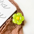 Detail einer lichtdurchlässigen grünen Blumen-Handyhalterung mit bunten Pailletten und Mitte - Grün