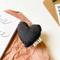 Support téléphone en tissu noir en forme de cœur sur papier rustique avec étiquette - Noir