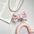 Support de téléphone chic avec nœud rose, texture cuir mat sur fond esthétique élégant - Rose