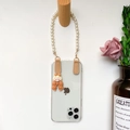 Durchsichtige iPhone Hülle mit Perlenarmband und Cartoon-Mädchen-Anhänger am Haken - iPhone 7/8/SE 2020 / Perlenkette Mädchen (Acryl Schleife Mädchen mit Lederperlenband)