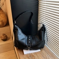 Matte schwarze Hobo-Tasche aus Leder mit silbernen Sternnieten und verstellbarem Gurt - Schwarz