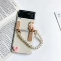 Samsung Galaxy Z Flip3 Hülle mit Perlenarmband und süßem Cartoon-Mädchen-Anhänger - Rosa Herz Mädchen Schleife - Doppelte Lederschlaufe mit Perlenkette (600813) / Samsung ZFlip3