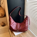 Vintage bordeauxrote Hobo-Schultertasche mit silbernen Sternnieten und Riemen - Burgunderrot