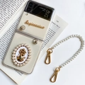 Cremefarbene Samsung Z Flip Hülle mit Perlenkette und goldenem Schütze-Anhänger - Cremeweiß - Cameo-Stil (Mit Perlenkette) / Samsung ZFlip3