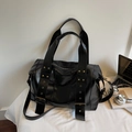 Borsa tote retrò in pelle nera con dettagli di borchie e tracolla lunga regolabile - Nero