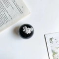 Minimalistischer schwarzer Handy-Griff mit weißem Kristall-Aufsatz für einzigartige Rückseite - Schwarze Wolke Ball