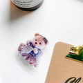 Süße rosa Teddybär Handyhalterung aus Acryl mit blauem Pullover für stabilen Halt - Rosa Bär im Blumenrock
