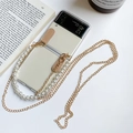 Dettaglio custodia Galaxy Z Flip con manico in perle e catena a tracolla in oro lucido - Custodia rigida trasparente - Doppio gancio in pelle - Cinturino in perle + catena lunga in metallo / Samsung ZFold3