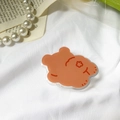 Support de téléphone en forme d'ours brun mignon en acrylique sur un fond de tissu blanc - Fesses d'Ours
