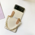 Dettaglio della custodia Samsung Z Flip trasparente con cinturino in perle e fibbie - Custodia rigida trasparente - Doppio gancio in pelle - Con cinturino corto in perle / Samsung ZFold3