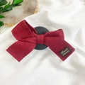 Soporte de móvil con lazo burdeos y etiqueta artesanal sobre fondo estético blanco - Soporte con Lazo - Pequeña Etiqueta Negra - Rojo / Rojo