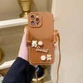 Dunkelbraune iPhone-Hülle mit Umhängeband, Kartenfach aus Leder und 3D-Bären-Dekor - Mokabraun mit Umhängeband (Sweet Bär) / iPhone 7/8/SE 2020