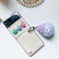 Klare Hülle für Samsung ZFlip mit süßen Monster-Anhängern und blauem Plüsch-Accessoire - ZFlip3 / Hartschale - Drei Monster Herz - Mit Lila Hutball