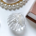 Transparente Handyhalterung in Muschelform mit weißen Deko-Muscheln im Inneren - Muschel-Halterung - Perle Seeschnecke