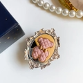 Detail eines Vintage-Handyhalters mit rosa Steppbären in einem verzierten Silberrahmen - Silberrahmen Rosa Bär (Rosa)