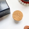 Supporto per telefono in rattan naturale color legno chiaro con trama a spirale - Marrone