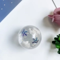 Transparente Handyhalterung im Winter-Schneethema mit blauen Pailletten und Wolken - Transparente Kristallkugel Schneeflocke Wolke Glitzer Stil