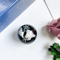Schwarze glitzernde Schneeflocken-Handyhalterung mit Harzkugel und funkelnden Pailletten - Schwarze Kristallkugel Schneeflocke Wolke Stil