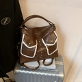 Zaino vintage marrone con tasche in pelliccia sintetica e borchie in metallo argentato - Marrone